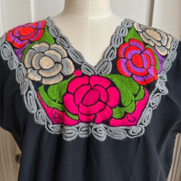 Mexican Vintage Bohemian Black with Vibrant Embroidered Flowers Bouse Size XL - Picture 2 of 7